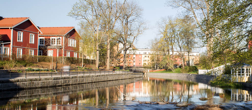 Vacker vy över Norrtälje i stadsmiljö.med utsikt över ån och hus