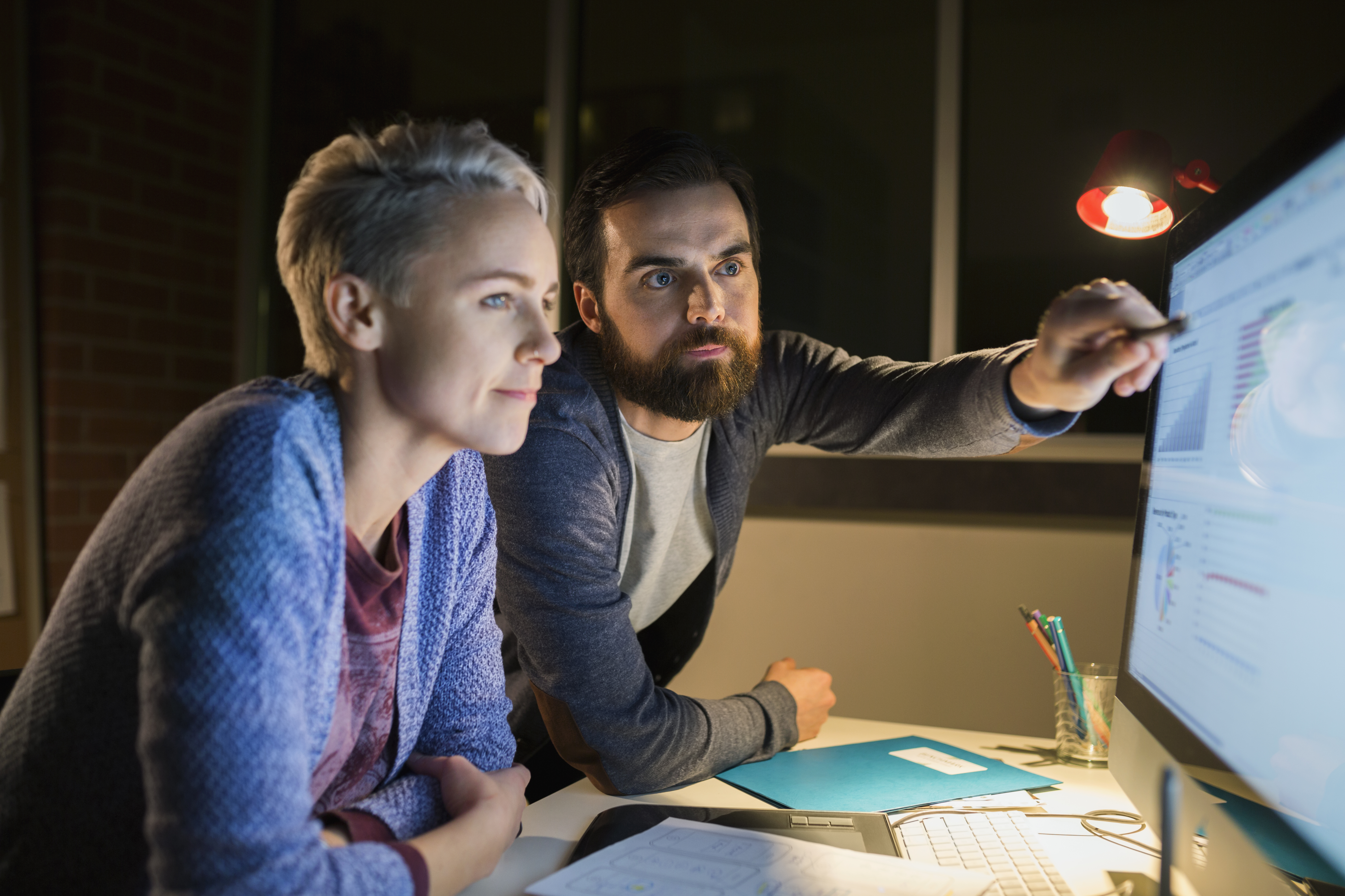 Kvinna och man som tittar på en datorskärm