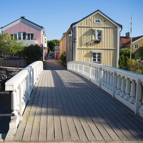 Flicka busar i en flyttlåda medan familjen packar upp